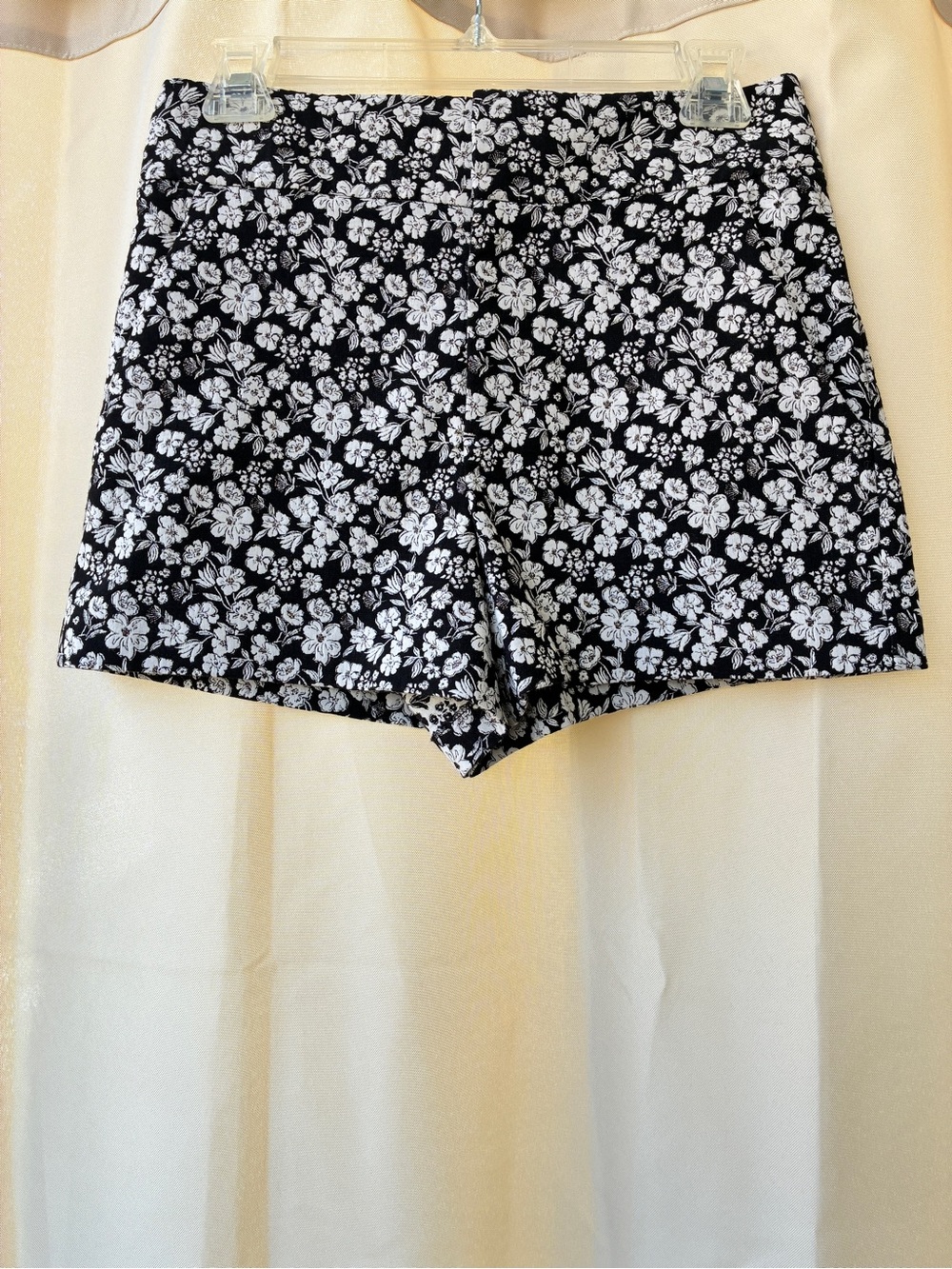 Alice + Olivia Cady High Rise Floral Metallic Jacquard Shorts Black White Size 4
